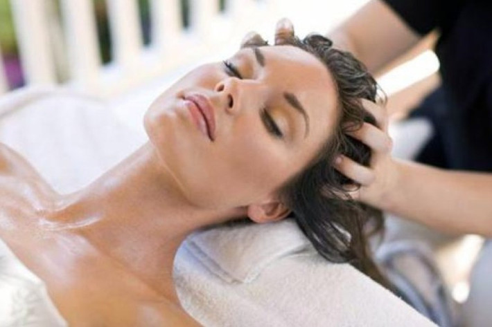 4. Massage dầu nóng: Đây là thủ thuật hay nhất cho những ai có tóc thường bị gàu vào mùa đông. Một điều cần lưu ý ở đây là dầu phải được giữ ấm. Massage dầu vào da đầu bằng đầu ngón tay mà không gây áp lực nhiều. Quấn tóc bằng khăn và để nó trong một thời gian hoặc qua đêm nếu có thể. Làm sạch đầu bằng dầu gội và dầu xả nhẹ nhàng. Điều này có thể được thực hiện 2-3 lần một tuần. Ảnh: WP.