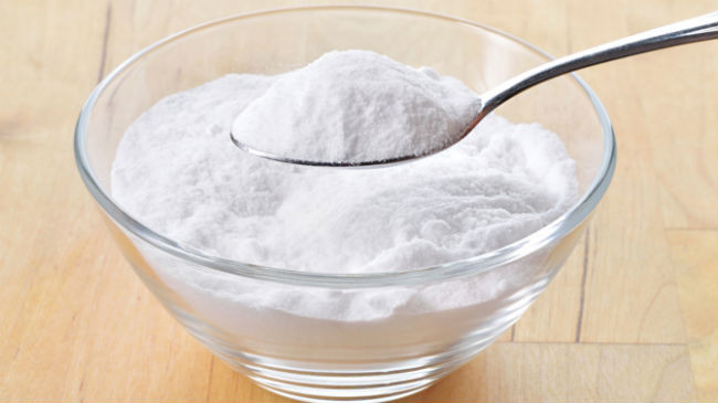 7. Baking soda (bột nở): Phủ lên da đầu một chút bột nở và nước. Cách này đặc biệt tốt cho da đầu nhờn. Hãy chắc chắn bạn chỉ sử dụng chúng trên da đầu vì nó có thể khá khô cho mái tóc của bạn. Bạn có thể không cần sử dụng dầu gội với bài thuốc này vì nó có tác dụng như một loại dầu gội tự nhiên. Ảnh: Naturallycurly.