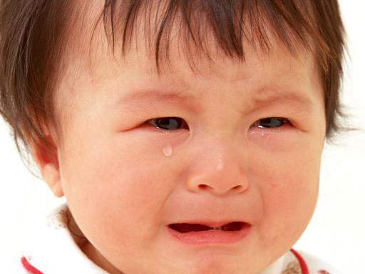 10. Giúp giảm đau: Nghiên cứu đã phát hiện ra rằng ngoài việc tự làm dịu, những giọt nước mắt cảm xúc thải ra oxytocin và endorphin. Những hóa chất này làm cho con người cảm thấy tốt và cũng có thể giảm bớt cả đau đớn về thể xác lẫn tinh thần. Chính vì vậy, khóc có thể làm giảm đau và thúc đẩy cảm giác hạnh phúc, theo Medical News Today. Ảnh: Readingcraze.