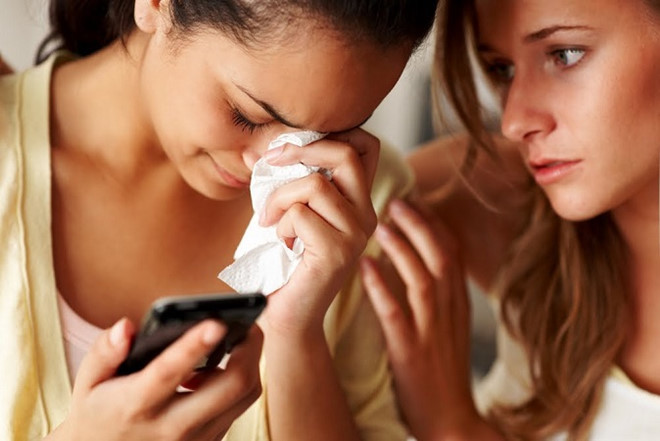 3. Tăng khả năng kết nối: Khóc là một dấu hiệu của nhu cầu cần được giúp đỡ và kết nối mọi người gần nhau hơn. Khi chúng ta khóc, bạn bè, người thân sẽ giúp đỡ và xoa dịu cảm xúc, tạo ra một mối quan hệ bền vững hơn. Ảnh: Shutterstock.