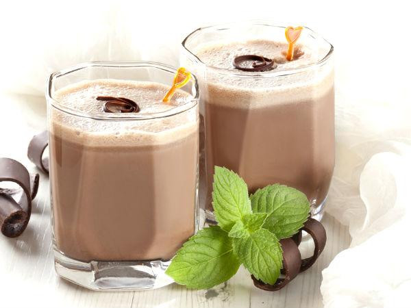 9. Cà phê latte: Những tách cà phê latte chứa lượng đường dư thừa, đặc biệt là xi-rô ngô fructose cao có thể gây tổn thương gan của chúng ta. Ảnh: Boldsky.