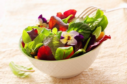 Salad rau: Bao gồm nhiều loại thực vật giàu dinh dưỡng và chất xơ, một bát salad toàn rau rất tốt cho vòng 2 của bạn. Khi bạn ăn cá hoặc thịt gà, hãy chắc chắn rằng bạn đã bổ sung món salad rau ăn kèm. Một bát xà lách rau sẽ giúp bạn tăng mức năng lượng, giúp bạn trở nên gọn gàng hơn. Ảnh: Womanitely.