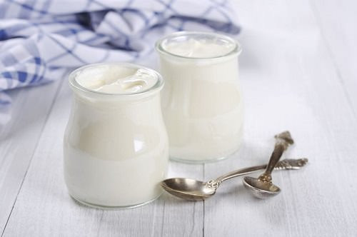 Sữa chua: Với hàm lượng protein cao, sữa chua là món ăn hoàn hảo để ăn bất cứ lúc nào trong ngày. Đây chính là thực phẩm càng ăn thì càng giúo vòng eo thon gọn. Protein ở trong sữa chua giúp kiềm chế cảm giác thèm ăn cho thực phẩm và giúp dạ dày của bạn cảm thấy no lâu hơn. Ảnh: Womanitely.