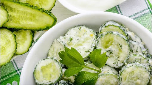 Dưa chuột: Đây là loại thực phẩm cho lượng calo thấp, có thể giúp vòng một thon gọn. 100gr dưa leo có chứa khoảng 96% nước và chỉ có khoảng 45 calo. Chúng còn chứa nhiều khoáng tố, chất xơ và vitamin. Ăn một đĩa xà lách với 2 quả dưa leo hằng ngày là một cách hiệu quả và lành mạnh để trừ khử các độc tố có hại ra khỏi hệ tiêu hóa và giảm cân. Ảnh: Health.