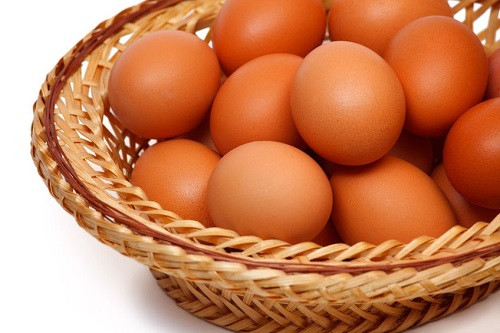 Trứng: Trứng là một trong những thực phẩm tốt nhất cho vòng 2 vì chúng chứa các chất đốt chất béo tự nhiên như protein. Trong thực tế, trứng là một lựa chọn tuyệt vời do các axit amin của chúng là thành phần xây dựng nên các tế bào. Ăn trứng vào bữa sáng sẽ giúp bạn no lâu và ăn ít hơn trong cả ngày. Ảnh: Womanitely.