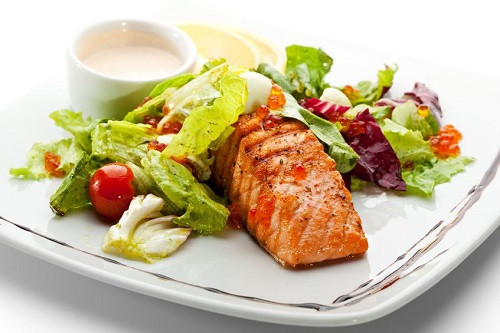 Cá: Cá giúp tăng tốc độ trao đổi chất của cơ thể và giảm cảm giác thèm ăn. Protein có rất nhiều trong cá và nếu bạn ăn cá như cá hồi và cá ngừ, chúng có chứa các axit béo Omega 3, giúp giảm cân và đốt cháy chất béo. Ảnh: Womanitely.