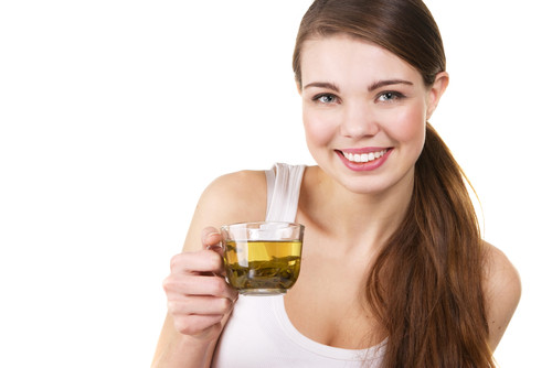 Uống trà xanh: Trà xanh chứa polyphenols và polysaccharides giúp giảm nồng độ đường huyết hiệu quả. Trà xanh cũng hỗ trợ kiểm soát nồng độ đường huyết. Ảnh: Teamajesty.