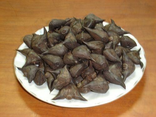 Giảm cân, đẹp da: Củ ấu không chứa gluten và rất ít chất béo, vì vậy mọi người không sợ việc ăn nhiều sẽ tăng cân. Không những vậy, với hàm lượng chất xơ dồi dào, khi ăn củ ấu sẽ có cảm giác nhanh no bụng như khoai, sắn. Ngoài ra, trong củ ấu có rất nhiều vitamin C, B1, B2… giúp làm đẹp da. Ảnh: Internet.
