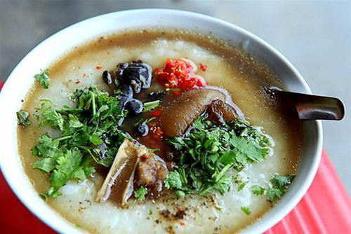 Củ ấu non ăn sống có tác dụng chống nóng chống nắng, giải độc say rượu, trừ rôm sảy. Loại củ ấu già rất tốt cho trường hợp tỳ hư tiết tả, kinh nguyệt quá nhiều, trĩ xuất huyết, chống suy nhược. Củ ấu cũng được dùng để nấu nhiều món ngon hấp dẫn. Ảnh: SKĐS.