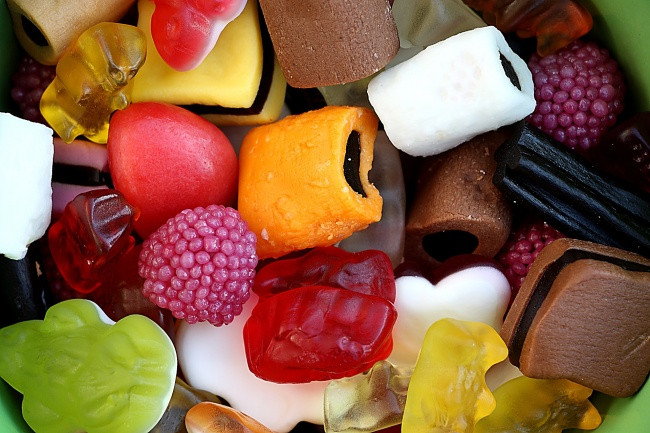 7. Các loại kẹo dẻo hương trái cây sử dụng cùng một loại sáp như sáp ô tô: Ngoài gelatine, chất màu và các thành phần khác, các loại kẹo dẻo cũng có chứa sáp carnauba, một loại sáp từ lá cây cọ. Sáp carnauba được sử dụng cho sáp ô tô, sáp đồ gỗ và thậm chí còn được sử dụng trong công nghiệp làm đẹp. Ảnh: Depositphotos.
