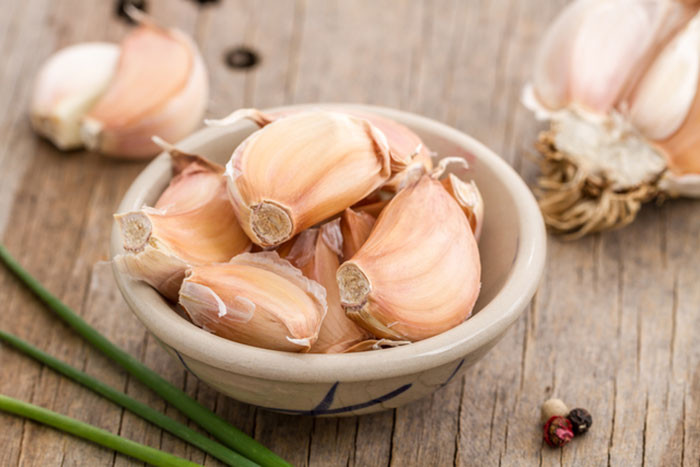 Tỏi: Lượng allicin trong tỏi là thành phần quan trọng chịu trách nhiệm kháng khuẩn cho cơ thể. Cắt một lát tỏi sau đó chà xát lên vết lở miệng từ 1-2 phút. Súc miệng lại bằng nước ấm và thực hiện mỗi ngày 2-3 lần để đạt được hiệu quả. Ảnh: Shutterstock.