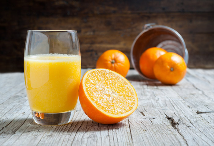 Nước cam: Việc bổ sung vitamin C trong nước cam là cách tốt nhất để điều trị cũng như ngăn ngừa bệnh nhiệt miệng. Không những thế, vitamin C còn có tác dụng tăng cường hệ miễn dịch giúp cơ thể chống lại một số bệnh truyền nhiễm. Uống 2 cốc nước cam mỗi ngày để bổ sung đủ lượng vitamin C cần thiết cho cơ thể. Ảnh: Shutterstock.