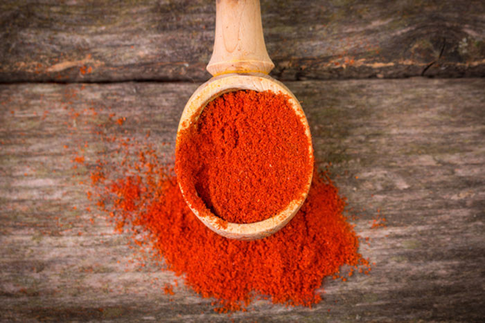 Ớt Cayenne: Gia vị này được dùng phổ biến để điều trị cơn đau nhờ vào lượng capsaicin cung cấp nhiệt giúp giảm đau và tiêu diệt vi khuẩn hình thành nhiệt miệng. Cho một ít bột ớt lên vết lở và để khoảng vài phút sau đó rửa lại bằng nước sạch. Ảnh: Shutterstock.