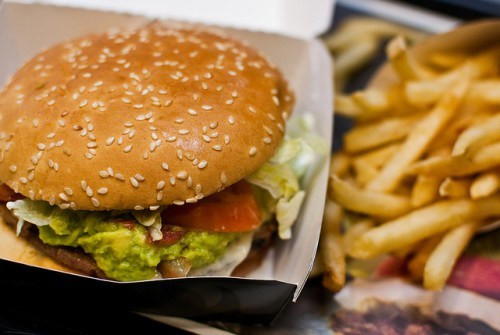 Burger và đồ chiên: Thực phẩm được chế biến với hàm lượng chất béo cao cùng chất bảo quản và các loại hóa chất có thể tạo thành một loại than sau đó kết hợp với đường trong khoai tây chiên sẽ tạo ra các phân bào, có thể gây sưng viêm và đẩy nhanh quá trình lão hóa. Ảnh: Internet.
