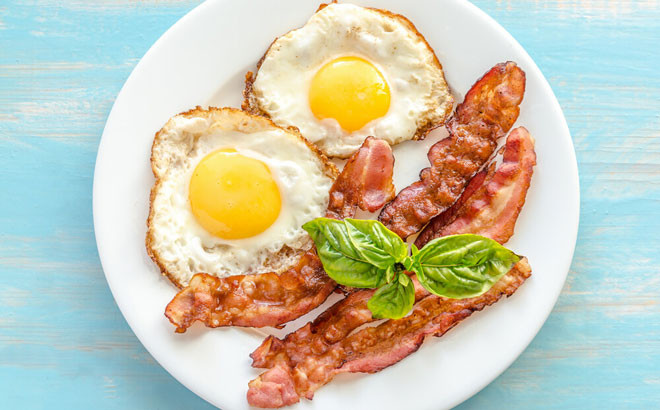 Trứng + thịt xông khói: Các nhà khoa học tin rằng sự kết hợp giàu protein yêu thích này không tốt cho sức khoẻ, khiến cơ thể chúng ta tiêu tốn quá nhiều năng lượng để tiêu hóa. Đó là lý do vì sao sau khi ăn trứng và thịt xông khói vào bữa sáng, người ta luôn cảm thấy uể oải dù chỉ bắt đầu ngày mới. Ảnh: Brightside.
