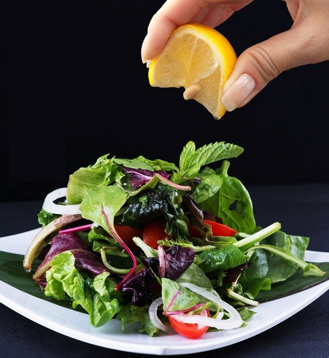 Salad + nước chanh hoặc dấm: Nhiều vitamin và dưỡng chất giá trị (như carotenoid) được tìm thấy trong rau xanh cần chất béo để hấp thụ hết. Trộn salad với chanh hoặc dấm sẽ làm mất đi rất nhiều yếu tố thực phẩm lành mạnh. Ảnh: Brightside.