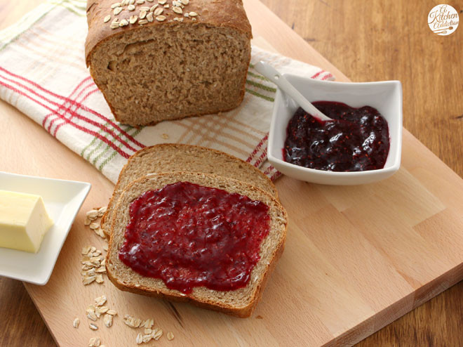 Bánh mì trắng + mứt: Bột mì tinh chế kết hợp với đồ ngọt gây tăng glucose nhanh, cung cấp cho bạn cảm giác được tăng cường năng lượng nhưng chỉ trong một khoảng thời gian ngắn, kéo theo sự kiệt sức và tâm trạng xấu đi. Thêm vào đó, sự kết hợp của bột lên men và đường cũng sẽ gây ra tình trạng bất ổn trong đường ruột của bạn. Ảnh: Brightside.