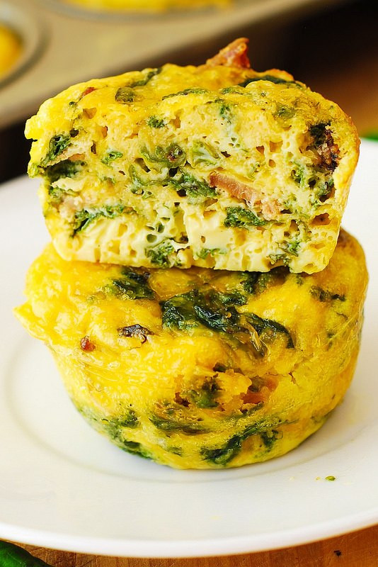Bánh muffin trứng: Bánh muffin trứng kết hợp với thịt xông khói và rau bina (cải bó xôi). Bánh có thể được làm từ hôm trước, bảo quản trong tủ lạnh và dùng vào các buổi sáng hôm sau, rất nhanh chóng, tiện lợi và giàu dinh dưỡng. Ảnh: Juliasalbum.