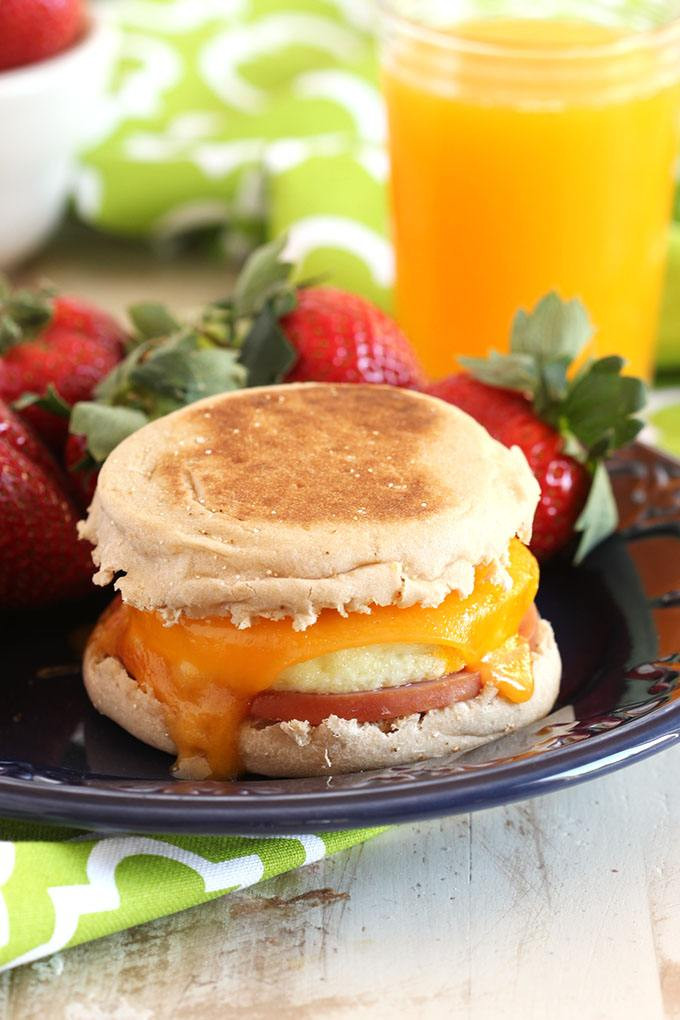 Bánh sandwich ăn sáng lạnh: Thật tiện lợi khi có thể chuẩn bị bánh trước rồi đưa vào tủ lạnh để dùng vào sáng hôm sau hoặc khi nào cần dùng. Bạn có thể dùng món bánh này với bất cứ thứ gì bạn muốn. Ảnh: The Suburban Soap Box.