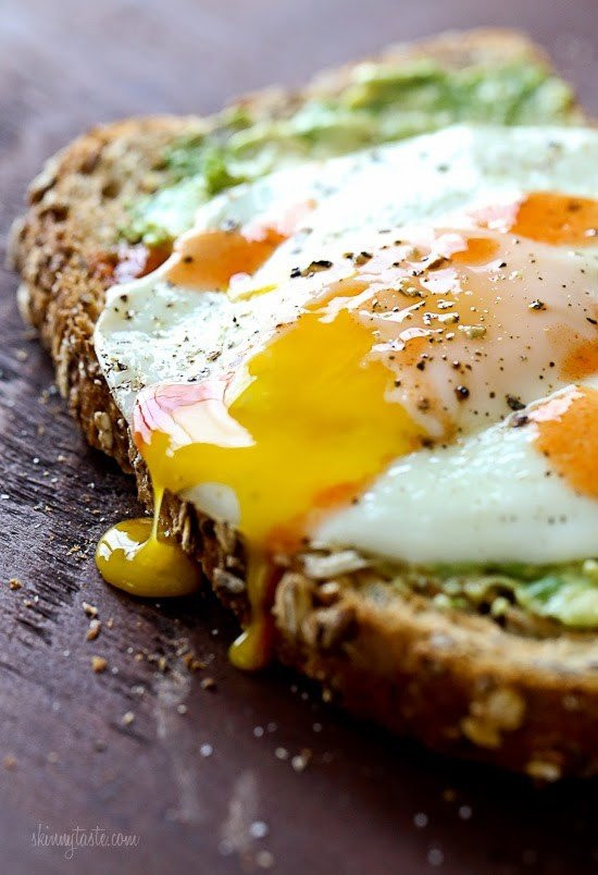 Bánh mì trứng bơ: Quả bơ kết hợp với trứng sẽ mang tới cho bạn bữa sáng đầy đủ dinh dưỡng để khởi động ngày mới. Chỉ cần 5 phút chuẩn bị, bạn đã có thể nạp năng lượng và duy trì tới bữa trưa. Ảnh: Skinny Tastes.