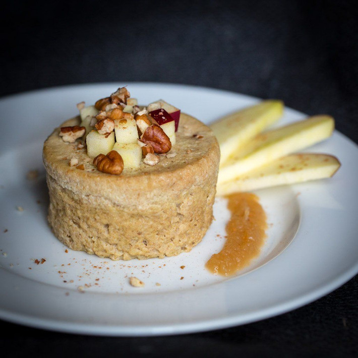 Bánh muffin táo: Chỉ mất 5 phút nướng bằng lò vi sóng, bạn đã có món bánh muffin táo ngon lành cho bữa sáng. Loại bánh này có lợi cho sức khỏe hơn khi thay thế bằng dầu dừa và bột dừa. Kết hợp với trái cây và hạnh nhân để bổ sung thêm protein. Ảnh: Civilizedcavemancooking.