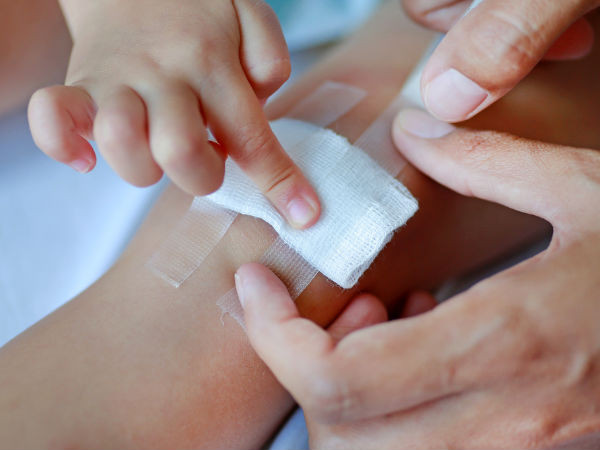 9. Đẩy nhanh tốc độ phục hồi vết thương: Beta-carotene tìm thấy trong nước ép cà chua rất quan trọng cho việc chữa lành vết thương. Nếu bạn đang bị nhiễm trùng hay có vết thương, hãy uống nhiều nước ép cà rốt bởi nó làm tăng khả năng lành vết thương của bạn nhanh hơn. Ảnh: Boldsky.