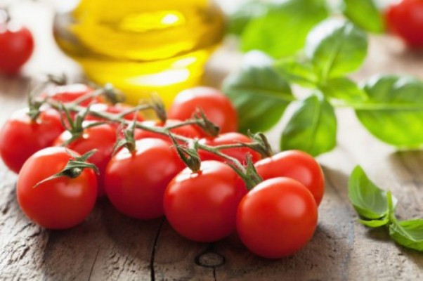 12. Cà chua: Cà chua là nguồn cung cấp nhiều lycopene, chất làm giảm viêm và bảo vệ bạn khỏi ung thư. Ngoài ra, cà chua còn giàu vitamin C, kali, những dưỡng chất tốt cho sức khỏe. Ảnh: iStock.