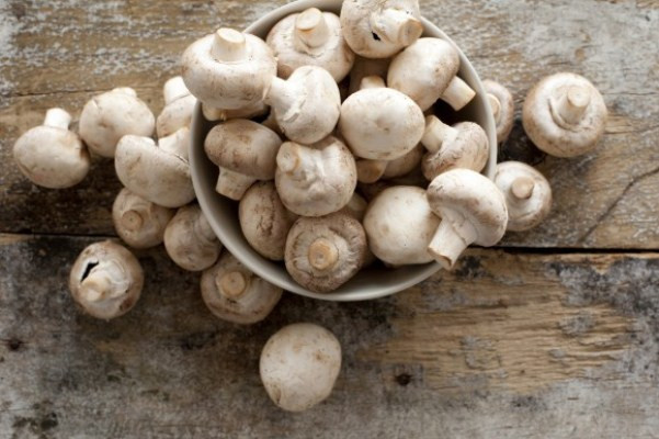 7. Nấm: Nấm rất ít calo, giàu vitamin B, selenium và đồng. Nấm cũng chứa lectin, hoạt chất phenol, và các chất khác giúp chống viêm. Tuy nhiên, một nghiên cứu phát hiện thấy nấm mất phần lớn hợp chất chống oxy hóa khi nấu. Vì vậy có lẽ tốt nhất là ăn sống hoặc sơ chế nấm. Ảnh: iStock.