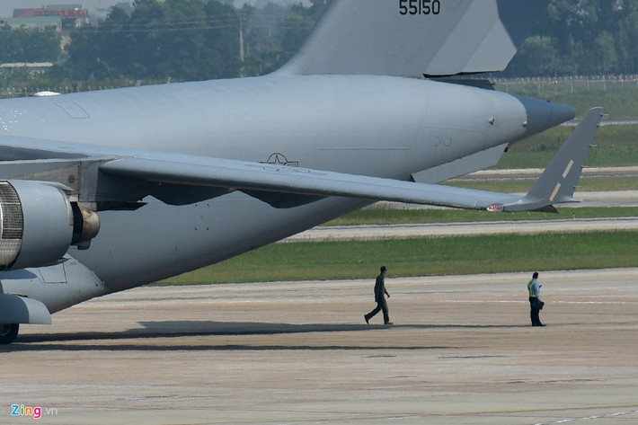 Boeing C-17 Globemaster III là máy bay vận tải quân sự hạng nặng ra mắt năm 1993, được phục vụ trong không quân Mỹ và một số nước khác. C-17 có chiều dài 53 m và sải cánh rộng 52 m, có thể mang được 78 tấn hàng hoá hoặc 158 người.
