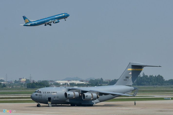 C-17 có thể vận chuyển được hầu hết thiết bị chiến đấu di động của quân đội Mỹ như xe tăng M1 Abrams, xe bọc thép M2/M3 Bradley hoặc 4 máy bay trực thăng vận tải UH-60 Blackhawk, 2 máy bay trực thăng tấn công AH-64 Apache. C17 cần 2 phi công và một người phụ trách bốc hàng mỗi khi thực hiện nhiệm vụ. Giá của một chiếc C-17 tại Mỹ vào khoảng 218 triệu USD.