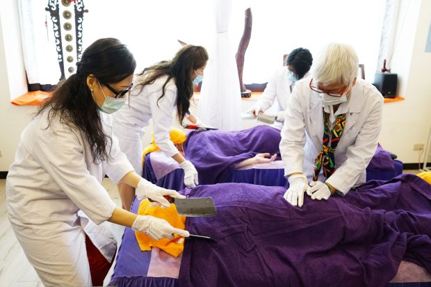 Bà Hsiao Mei Fang cho rằng, điều trị bằng dao phay giúp kích thích sự tái tạo tế bào và khiến cơ thể trở nên thư giãn hơn. Ảnh: Cater News.