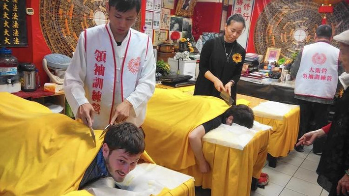 ##b###Massage thư giãn bằng dao phay là hình thức trị liệu truyền thống của Trung Hoa, sử dụng hai chiếc dao phay bản to vỗ nhẹ trên lưng và hai vai, giúp giải phóng năng lượng trong cơ thể và lưu thông máu dễ dàng hơn. Ảnh: For The Times.