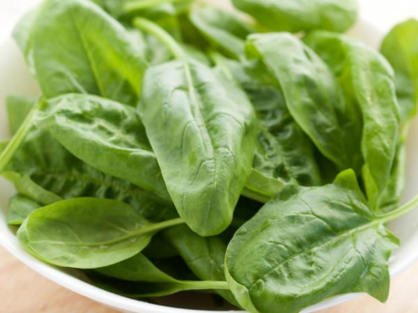 Rau xanh Lá: Các loại rau lá xanh giàu vitamin C và giúp làm giảm axit của cơ thể và không góp phần làm tăng acit uric. Nếu bạn đang tự hỏi làm thế nào để giảm acid uric một cách nhanh chóng, hãy chắc chắn rằng bạn ăn càng nhiều rau lá xanh càng tốt. Ảnh: Boldsky.