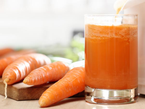 Nước cà rốt, củ cải đường và dưa chuột: Sự kết hợp của nước ép cà rốt, củ cải đường và dưa leo là một phương thuốc hiệu quả để điều trị acit uric trong máu. Ảnh: Boldsky.