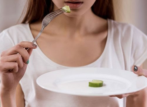 7. Tránh các chế độ ăn kiêng: Áp dụng các chế độ ăn kiêng khem không chỉ làm hỏng sự trao đổi chất mà còn tàn phá mái tóc của bạn. Alex Roher MD, chuyên gia gây tê cảnh báo: "Hãy cẩn thận với những chế độ ăn kiêng có thể khiến cơ thể bạn thiếu các vitamin và protein cần thiết cho mái tóc khỏe mạnh". Thay vào đó, hãy lựa chọn thực phẩm nguyên chất, chưa qua chế biến. Ảnh: Eatthis.