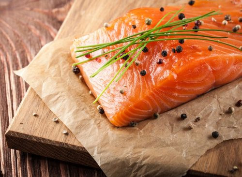 5. Ăn ít cá hồi: "Cá hồi chứa omega-3 làm giảm chứng viêm, thường là nguyên nhân gây rụng tóc. Do đó, bạn cũng không nên ăn quá nhiều cá hồi. Ngoài ra, bạn có thể bổ sung lượng omega-3 vừa phải từ các loại thức ăn khác như đậu xanh, dầu hạt lanh và hạt chia. Ảnh: Eatthis.