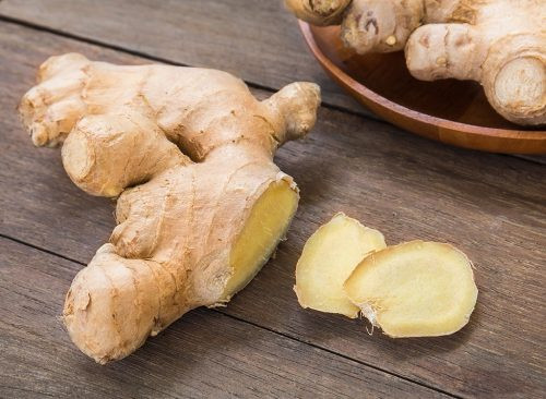 3. Ăn gừng: Gừng là một trong những biện pháp giúp mái tóc khỏe đẹp tự nhiên. “Gừng tươi là nguồn giàu các khoáng chất nhất định như magiê, phốt pho, vitamin và kali. Những yếu tố này tạo nên một mái tóc khỏe mạnh”, Gaurang Gupta, nhà khoa học kiêm nhà giải phẫu thẩm mỹ và chuyên gia phẫu thuật ghép tạng chia sẻ. Ảnh: Eatthis.