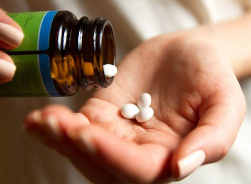 8. Bổ sung Vitamin B: Để giữ mái tóc khỏe đẹp và bóng mượt, chuyên gia Tracy Evans khuyên bạn nên bổ sung biotin. Bên cạnh biotin, bạn cũng nên nạp thêm các vitamin B khác vào chế độ ăn uống của bạn như vitamin B1, B2, B5, B6. Thịt nạc, rau lá xanh, và các sản phẩm từ sữa là những nguồn chứa vitamin tuyệt vời. Ảnh: Eatthis.