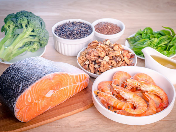 7. Axit béo Omega-3: Bổ sung các thực phẩm giàu omega-3 gồm cá hồi, óc chó, hạnh nhân...để giảm chứng đau đầu gối. Axit béo omega-3 có thể làm giảm các triệu chứng của sự cứng khớp buổi sáng, đau khớp hoặc sưng khớp và đau đầu gối. Ảnh: Boldsky.