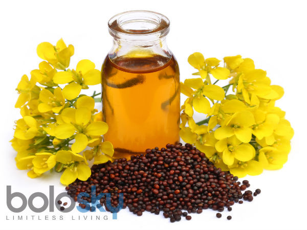 3. Dầu mù tạt: Cho hai thìa dầu mù tạt, thêm một nhánh tỏi và chiên cho đến khi tỏi bị cháy. Lọc dầu và xoa bóp đầu gối bị đau bằng cách di chuyển bàn tay nhẹ nhàng theo vòng tròn. Đây là một trong những biện pháp giảm đau đầu gối tại nhà tốt nhất. Ảnh: Boldsky.