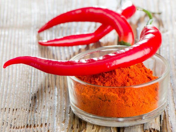 2. Bột ớt Cayenne: Bột ớt Cayenne có chứa một thành phần hoạt chất được gọi là capsaicin có thể làm giảm đau đầu. Nó làm đau bằng cách làm giảm chất P, chất dẫn truyền thần kinh gây ra tín hiệu đau. Ảnh: Boldsky.
