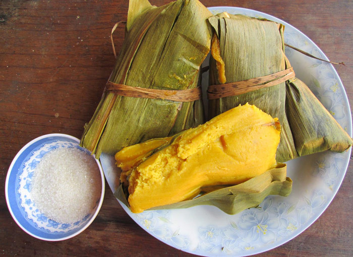 Bánh ngô “Páu pó cừ”: Bánh ngô còn được gọi với cái tên khá ngộ nghĩnh “Páu pó cừ”. Bánh thường được làm từ tháng 4 đến tháng 5 âm lịch. Bánh ngô được làm từ những trái ngô còn non, sau đó được tách hạt, băm nhỏ rồi say thành bột ngô rồi gói bánh luộc hoặc nướng. Bánh ngô chín sẽ rất ngọt, dẻo và mùi thơm nồng của ngô non mới gặt, thế nên bánh ngô chẳng cần phải thêm thắt gì, cũng chả cần phải làm cầu kì mà vẫn ngon lạ thường. Ảnh: Dulichsapalaocai.