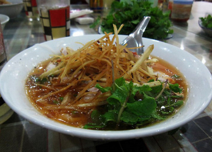 Cuốn sủi: Đây là món ăn độc đáo của Lào Cai, còn được biết với tên gọi là phở khan. Cuốn sủi bao gồm bánh phở, củ dong rang giòn, thịt bò, rau thơm, lạc rang, hạt tiêu, ớt và nước sốt đặc biệt chế biến từ nhiều loại gia vị. Trộn đều các thành phần và ăn kèm với rau sống, bữa sáng quen thuộc ở vùng cao có hương vị thật khó quên. Thời tiết đặc biệt ở Sa Pa khiến món cay nóng này phù hợp để ăn quanh năm. Ảnh: Dulichsapalaocai.
