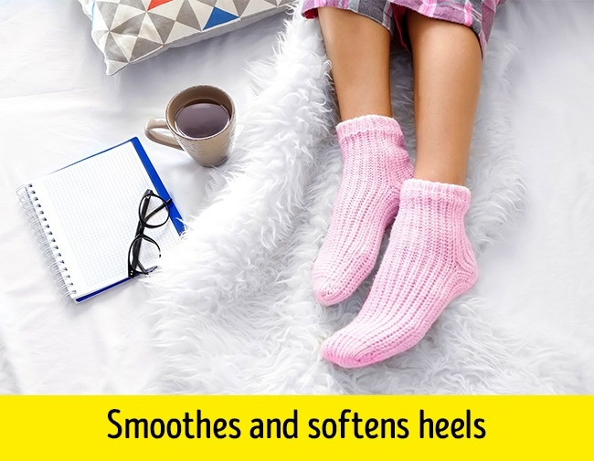 2. Đeo tất khi ngủ: Vào mùa hè, bạn có thể đeo tất cotton, vào mùa đông, hãy chọn tất len. Sau khi tắm và trước khi đi ngủ, hãy sử dụng dầu dừa trộn với vài giọt dầu bạc hà bôi vào bàn chân. Massage cho dầu ngấm vào bàn chân rồi hãy đeo tất. Chỉ sau 1 tháng duy trì thói quen tốt này, bạn sẽ thấy bạn chân của mình mềm mịn hơn rất nhiều. Ảnh: Depositphotos.