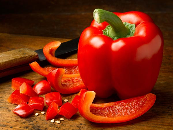 Ớt đỏ: Chúng chứa rất nhiều vitamin C giúp chị em đẹp da và tăng cường miễn dịch. Các nghiên cứu đã chỉ ra rằng ớt đỏ sẽ giúp bạn phục hồi nhanh hơn. Ảnh: Boldsky.