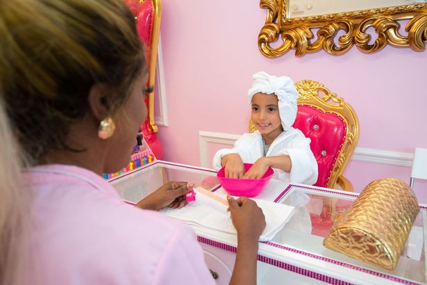 Bà chủ Rachel Powell cho hay, cô muốn tạo ra một salon thân thiện với trẻ em để chúng được nuông chiều giống như là một công chúa. Ảnh: Cater.
