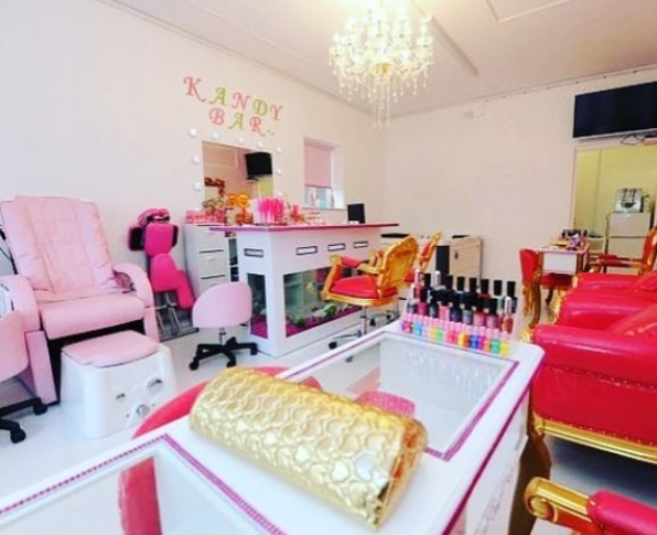Spa chăm sóc sức khỏe này còn có một bồn tắm nước nóng cho trẻ em trên 10 tuổi để thư giãn trong khi nhâm nhi một ly rượu sâm banh không cồn. Ảnh: Cater.