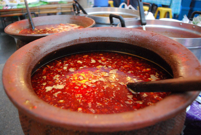 5. Tiết canh: Ở Việt Nam, món được chế biến từ máu vịt hoặc ngỗng gọi là tiết canh. Đây được xem là món ăn yêu thích của nhiều người. Tuy nhiên, nguy cơ mắc bệnh khi ăn tiết canh rất cao ví dụ như cúm gia cầm. Dù vậy, điều đó không khiến nhiều người sợ hãi khi họ vẫn xem đây là món ăn nguy hiểm yêu thích của mình. Ảnh: Brightside.