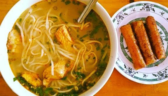 Bánh canh Quảng Bình: Ngoài bánh lọc, khi đến Quảng Bình cũng nên thưởng thức món bánh canh (cháo canh). Đây không phải là món ăn kết hợp giữa cháo và canh. Tô cháo canh là kết hợp giữa sợi mỳ cán mỏng, thêm chút thịt nạc, cá lóc, tôm kèm hành, ngò cắt nhỏ thơm lừng khi vừa bê ra cuốn hút bất cứ thực khách nào. Món ăn này càng hấp dẫn khi bạn ăn vào tiết trời mưa phùn, gió lạnh. Ảnh: Internet.