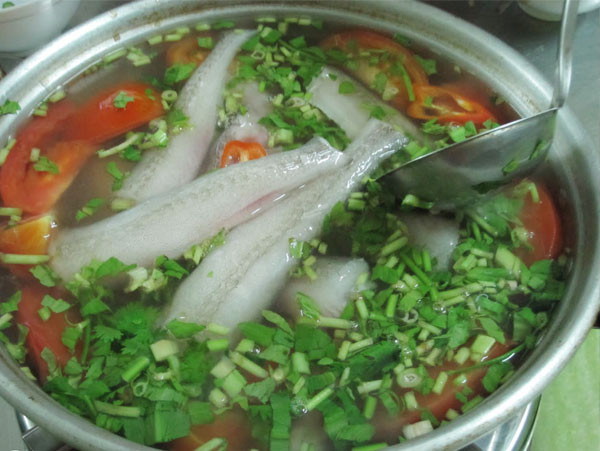 Lẩu cá khoai: Trong những món ngon dân dã Quảng Bình, lẩu cá khoai được xem là "đặc sản" số một của Quảng Bình chinh phục những thực khách khó tính. Để có cơ hội thưởng thức lẩu cá khoai ngon thật sự hay những món ngon khác chế biến từ cá khoai không phải lúc nào cũng sẵn mà phải chờ đúng mùa vì cá này chỉ có vào mùa đông. Ảnh: GĐ&XH.